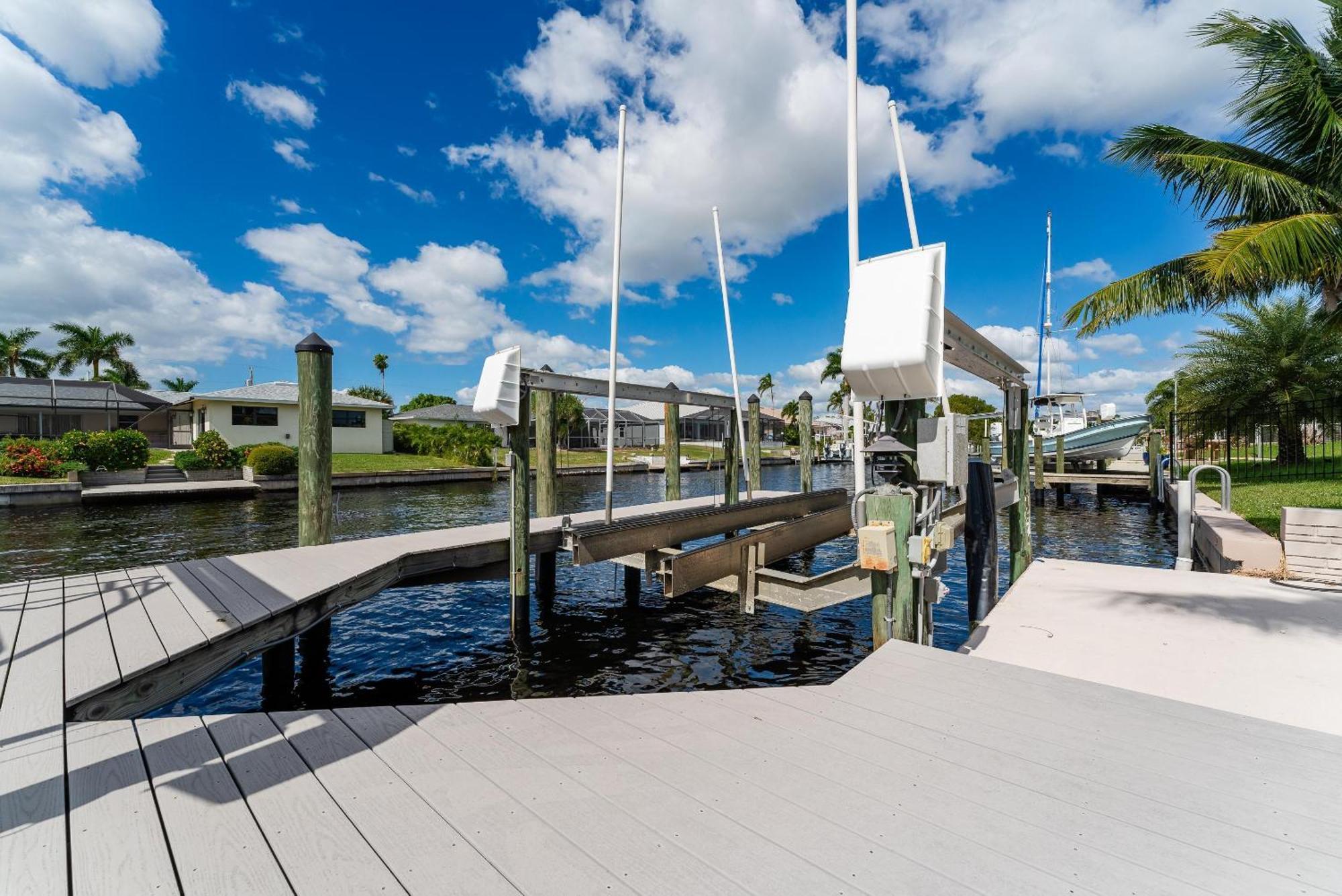 Direct Gulf Access & Heated Pool -Villa Hip Nautic - Roelens Vacations Cape Coral Exterior photo